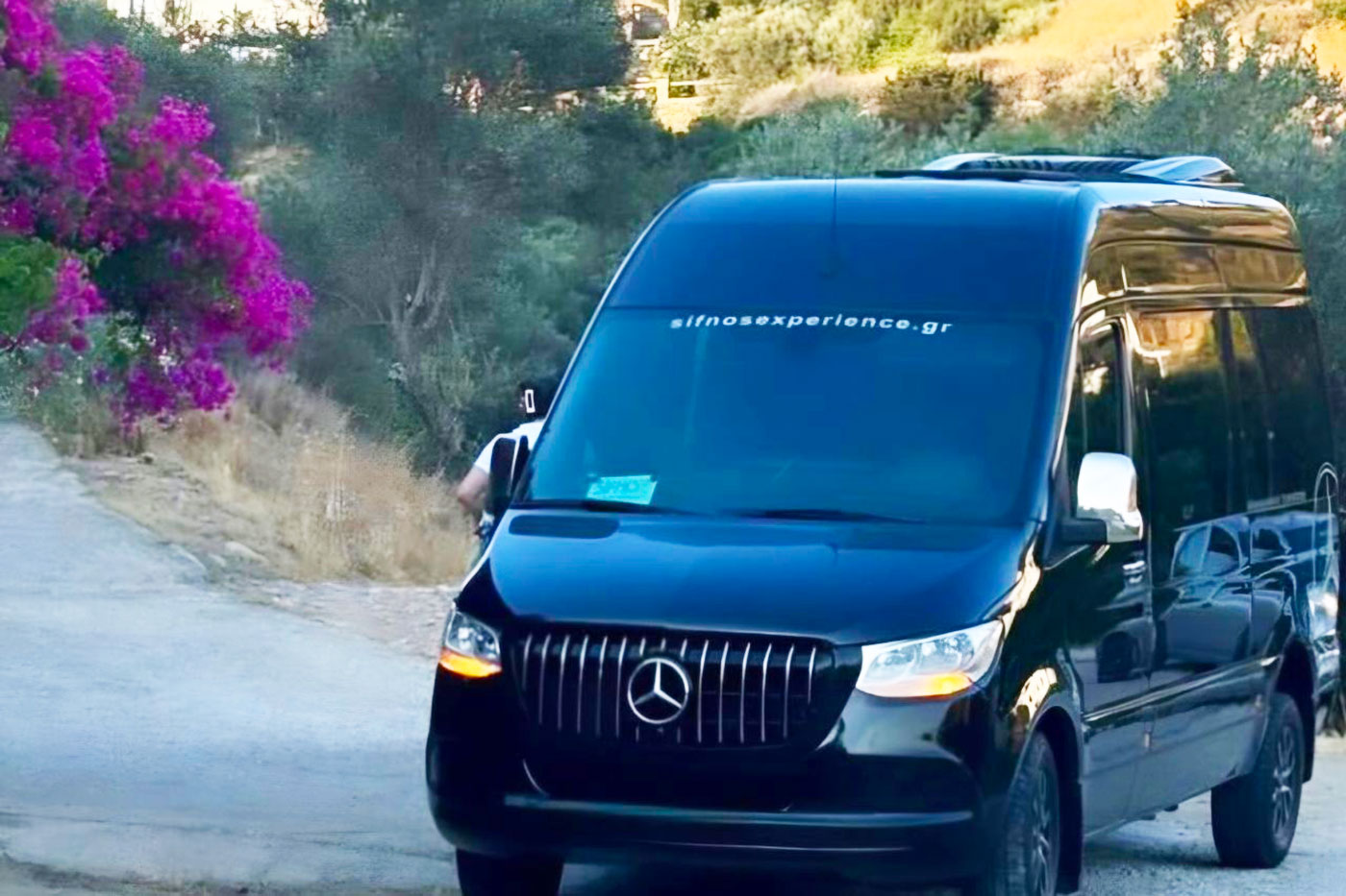 VIP minivan transfers in Sifnos